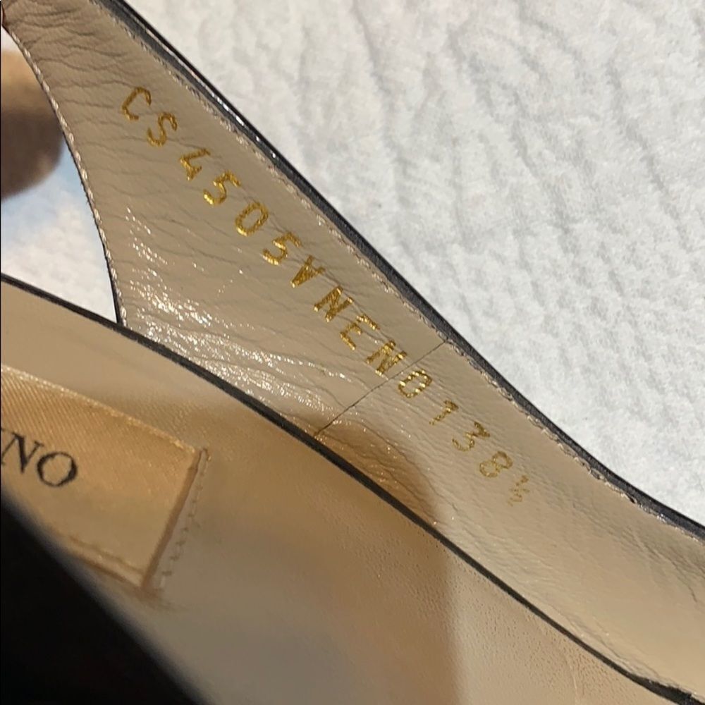 Valentino Garavani Patent sling back bow heels. 38 - Picture 10 of 10